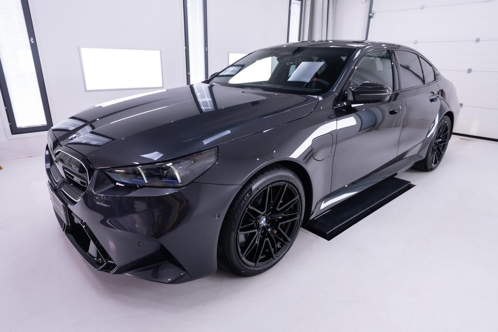 BMW M5 G90 projektikuva
